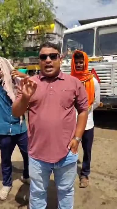 धारणी पेट्रोल पंप पर फिर लगी वाहनों की लंबी कतारें!
आखिर क्यों उमड़ी इतनी भीड़?
सड़क पर लगा वाहनों का रेला
लोग घंटों इंत...