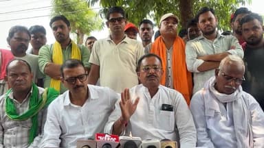 गांव की सड़क को टू लेन बनाने पर बवाल, सड़क पर उतरे ग्रामीण, बेलगड़िया सिंह बस्ती से पालनी मोड़ तक सड़क चौड़ीकरण का विरोध...