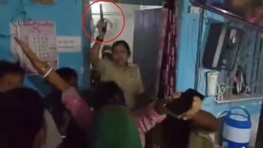 बिहार में महिला दरोगा ने ग्रामीणों के ऊपर तान दिया पिस्तौल, ग्रामीण बोले हिम्मत है तो चलाओ गोली।
◆मामला खगड़िया जिले के ...