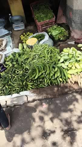 @उन्नाव। बांगरमऊ के स्टेशन रोड पे लगी पानी की टंकी के नीचे लग रही सब्जी की दुकान जनता 45°c गर्मी में पानी पीने को नहीं।।