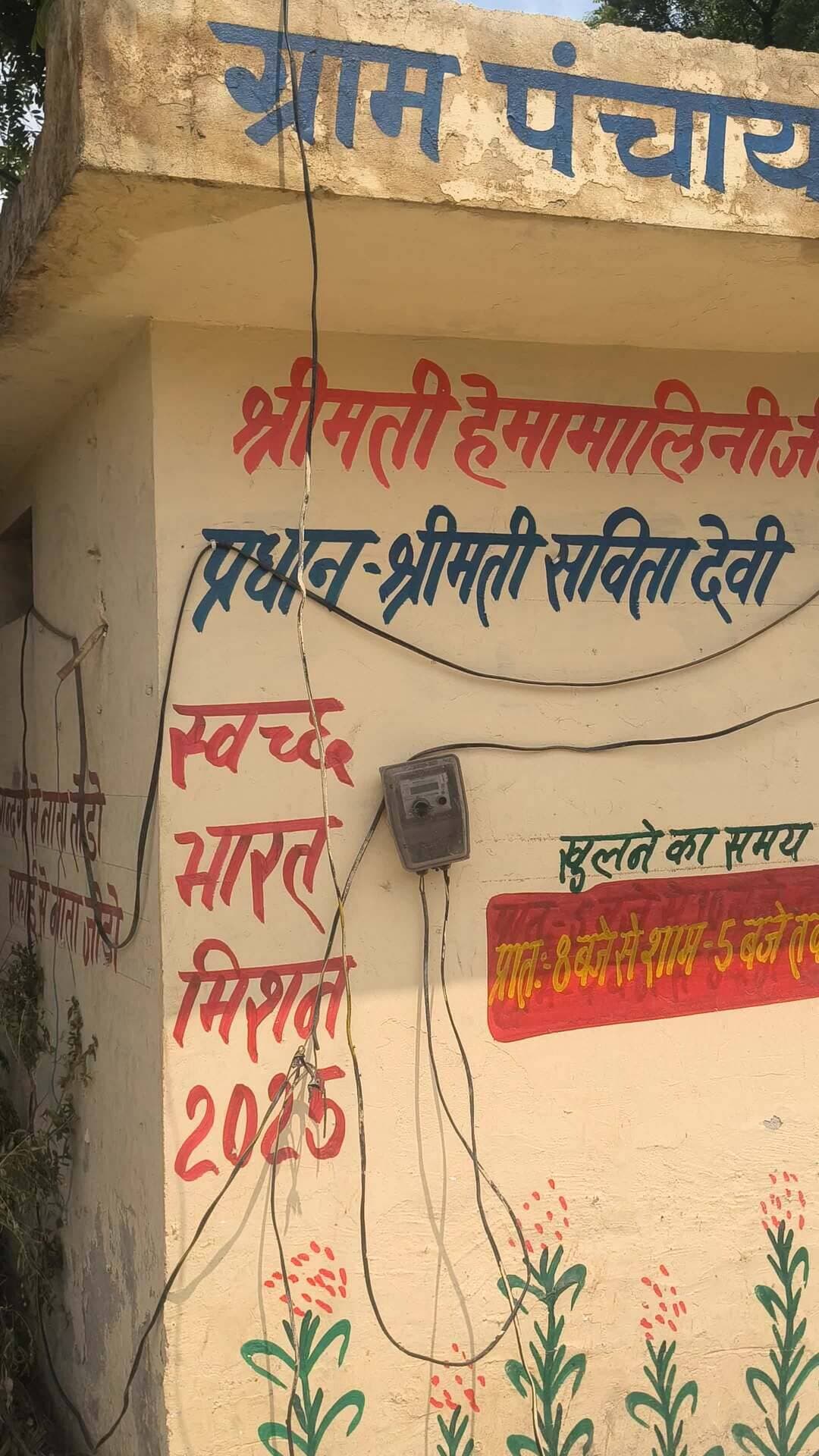 इसके ना खुलना का कारण सिर्फ शहर में गंदगी फैलाना है और कुछ नहीं इसको मैं देखा ए रहा हूं कई दिन से मुझे खुला नहीं मिल रहा