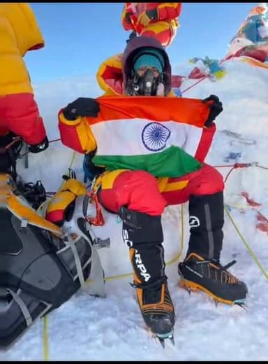 रायसेन जिले के दीवानगंज के छोटे से गांव सेमरी से निकली बेटी ने फतह किया विश्व की सबसे ऊँची चोटी माउंट एवरेस्ट (8848.86 म...