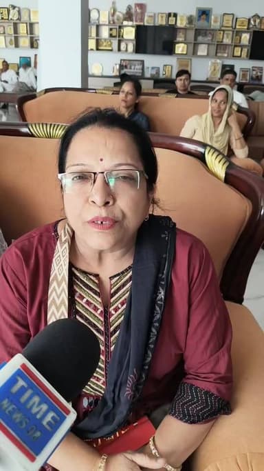 प्रधानमंत्री नरेंद्र मोदी की मन की बात सुनते कैप्टन योगेश बैरागी भाजपा कार्यकर्ताओं के साथ
