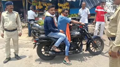 রঘুনাথপুর ১: ট্রাফিক সচেতনতায় রঘুনাথপুর থানার পুলিশের অভিযান,হেলমেটহীন ও সিটবেল্টবিহীন চালকদের জরিমানা করল রঘুনাথপুর থানার পুলিশ