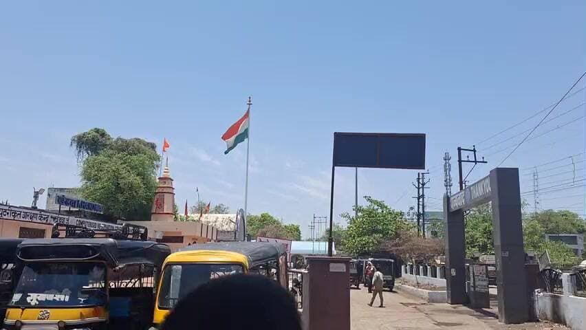 खंडवा रेलवे स्टेशन पर लगा देश कि शान अपने फटे हाल पर रो रहा जिम्मेदारों का ध्यान नहीं