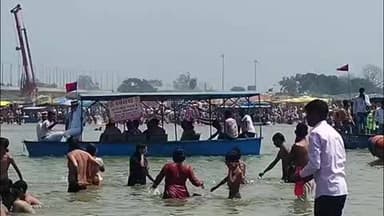 बदायूं: कछला गंगा में ज्येष्ठ पूर्णिमा पर श्रद्धालुओं से किनारे पर गंगा स्नान करने की अपील की डीएम व एसएसपी ने