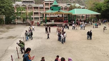 #रामपुर : जिला परिषद और पंचायत समिति के नतीजे सुनने पहुंचे लोग
- पदम स्कूल रामपुर में मतगणना जारी ...