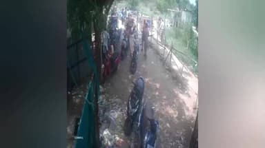சேலம்: பூலாவரி பாட்டிலுக்கு பத்து ரூபாய் தர மறுத்து டாஸ்மார்க் ஊழியருக்கு செருப்பு அடி முதியவர் அடித்த வீடியோ வைரல்