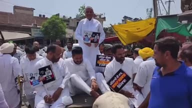 ਜਲਾਲਾਬਾਦ: ਸ਼ਹੀਦ ਊਧਮ ਸਿੰਘ ਚੌਂਕ ਨੇੜੇ ਮਹਿੰਗਾਈ ਦੇ ਖਿਲਾਫ ਕਾਂਗਰਸੀਆਂ ਨੇ ਖੱਚਰ ਰੇਹੜੇ ਦੇ ਸਵਾਰ ਹੋ ਕੇ ਕੀਤਾ ਪ੍ਰਦਰਸ਼ਨ