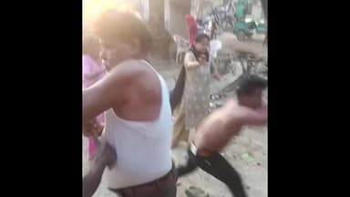 नवाबगंज: अकबरपुर धनेठी गांव में पुलिस की मौजूदगी में दो पक्षों के बीच जमकर मारपीट, लाठी-डंडे चले, 4 लोग घायल, वीडियो हुआ वायरल