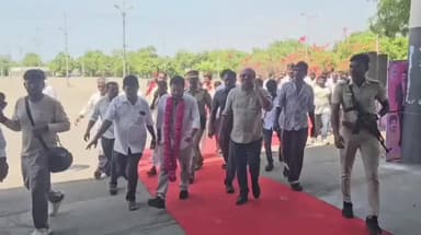 தூத்துக்குடி: மீன் கருவாடு ஆகலாம் ஆனால் மீனவர்கள் கருவாடாக ஆக்க முதல்வர் விஜய் விடமாட்டார் மீன்பிடி துறைமுகத்தில் மீன்வளத்துறை அமைச்சர் ஸ்ரீநாத் பேச்சு