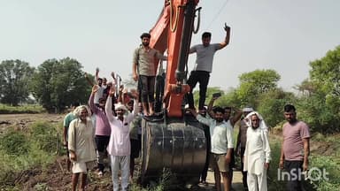 कुम्हेर: भरतपुर होम्स कैनाल के कार्य को शीघ्र पूर्ण करने को लेकर सिंचाई विभाग और ठेकेदार के खिलाफ किया विरोध प्रदर्शन, लगाए आरोप