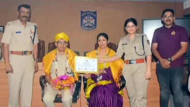 ಹಾಸನ: ಹಾಸನ ಜಿಲ್ಲಾ ಹೆಚ್ಚುವರಿ ಪೊಲೀಸ್ ಅಧಿಕ್ಷಕರಾಗಿದ್ದ ತಮ್ಮಯ್ಯ ವಯೋನಿವೃತ್ತಿ ಹಿನ್ನೆಲೆ ಕಚೇರಿಯಲ್ಲಿ ಸಿಬ್ಬಂದಿಗಳಿಂದ ಆತ್ಮೀಯ ಬೀಳ್ಕೊಡುಗೆ