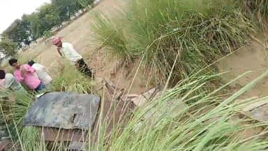 #भदौरा में रक्साहा अनियंत्रित ट्रक ने पान की गुमटी में टक्करः मारते हुए पलटा, चालक सहित पांच लोग घायल #ghazuprnews #...