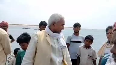 बैरिया: गोपालपुर गंगानदी किनारे कटानरोधी कार्य का निरीक्षण करने पहुंचे पूर्व विधायक सुरेंद्र सिंह, एई को लगाई फटकार