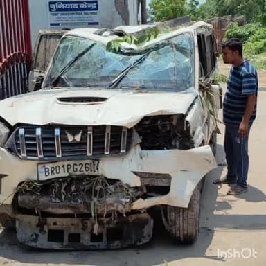 हथुआ: तालाब में पलटी स्कार्पियो, भारी मात्रा में विदेशी शराब बरामद, पुलिस की कार्रवाई जारी