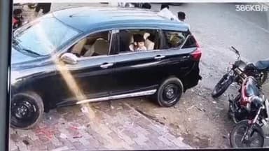 झांसी: परशुराम चौराहे पर कार में बैठे बच्चे को बाबा ने ले जाने का किया प्रयास, लोगों ने बाबा को पकड़कर नवाबाद थाना पहुंचाया