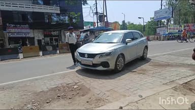 हरदोई: सरकारी रुतबा नहीं चला, कार से काली फिल्म नोची गई और चालान भी हुआ