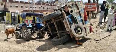खानपुरा पशुपतिनाथ ब्रिज पर ट्रैक्टर ने कार को टक्कर मार दी ।टक्कर के बाद ट्रैक्टर चालक वाहन को तेज गति से भगाकर ले गया...