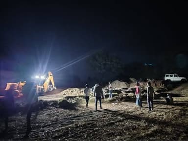 कलेक्टर एवं जिला मजिस्ट्रेट श्री Arpit Verma IAS को जनसुनवाई में मिली शिकायत पर उन्होंने नरवर तहसीलदार को पूरे मामले की ...