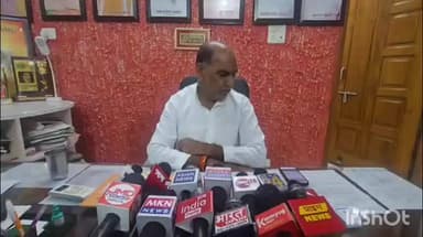 उरई: अग्निकांड में पीड़ित परिवारों को राहत सामग्री में सदर विधायक पर रेलवे की चादर बांटने का आरोप, विधायक ने दी प्रतिक्रिया