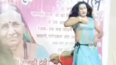बलिया: भवानंदपुर पंचायत के शिवनगर वार्ड 3 में मां की श्रद्धांजलि सभा में बेटे ने डांसर को बुलाया