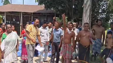 শীতলকুচি: বড় কৈমারির নলগ্রাম 163 নম্বর বুথে তৃণমূল পঞ্চায়েত সদস্যের বাড়ির সামনে কাট মানির টাকা ফেরত চেয়ে বিক্ষোভ এলাকাবাসীর
