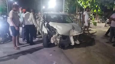 छतरपुर: #तेज रफ्तार कार स्ट्रीट लाइट के खंभे से टकराई, उस पर सवार लोग बाल-बाल बचे