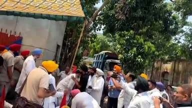 ਅੰਮ੍ਰਿਤਸਰ 2: ਬਿਕਰਮਜੀਤ ਸਿੰਘ ਮਜੀਠੀਆ ਦੀ ਅਗਵਾਈ ਹੇਠ ਅਕਾਲੀ ਵਰਕਰਾਂ ਨੇ ਮਜੀਠਾ ਥਾਣੇ ਅੱਗੇ ਲਗਾਇਆ ਧਰਨਾ