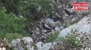 साच पास मार्ग पर दर्दनाक हादसा खाई में गिरी टैक्सी कार,सभी कार सवारों की मौ#त
#cmohp #dcchamba #himachalpradesh #chamba...