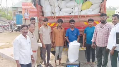 ಕಂಪ್ಲಿ: ಪಟ್ಟಣದಲ್ಲಿ ಅಕ್ರಮವಾಗಿ ಸಾಗಿಸುತ್ತಿದ್ದ 3.80 ಲಕ್ಷ ಮೌಲ್ಯದ ಪಡಿತರ ಅಕ್ಕಿ ವಶ
