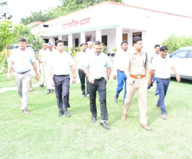 "उत्तर प्रदेश बी0एड0 संयुक्त प्रवेश परीक्षा-2026" के दृष्टिगत जिलाधिकारी एवं पुलिस अधीक्षक कुशीनगर द्वारा नवजीवन इण्टर क...