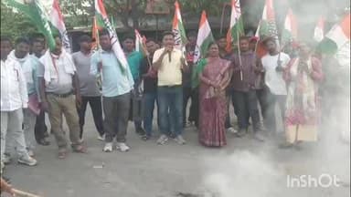खूंटपानी: पान्ड्राशाली चौक में कांग्रेस का विरोध प्रदर्शन, पीएम नरेंद्र मोदी और गृह मंत्री अमित शाह का पुतला दहन