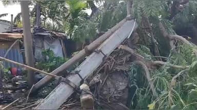 மேட்டூர்: மேட்டூர் அதன் சுற்றுவட்டார பகுதியில் கனமழை பெய்து அதன் காரணமாக மின் கம்பங்கள் சாய்ந்து வீடுகள் சேதம் வருவாய் துறை இன்று விசாரணை