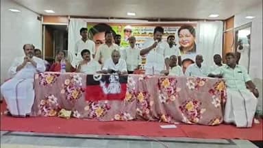 அரக்கோணம்: அரக்கோணத்தில் நகர அதிமுக நிர்வாகிகள் ஆலோசனைக் கூட்டம் நடைபெற்றது புதிய மாவட்ட செயலாளர் பங்கேற்பு