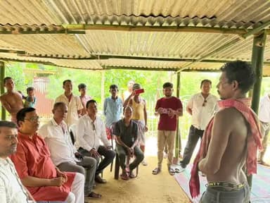 কৈলাশহর: কৈলাসহর চন্ডিপুর এলাকার এক মহিলা মারা যান তাদের বাড়িতে ছুটে যান মন্ত্রী টিংকু রায়