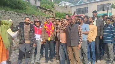 पांगी में भाजपा पंचायत समिति सदस्यों द्वारा क्लीनस्वीप पर जश्न मनाते हुए पार्टी कार्यकर्ता