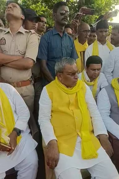 हलधरपुर थाना क्षेत्र के अंतर्गत मृतक राम जन्म राजभर की बिटिया ने कैबिनेट मंत्री ओपी राजभर से कहा कि मौत का बदला मौत चाहि...