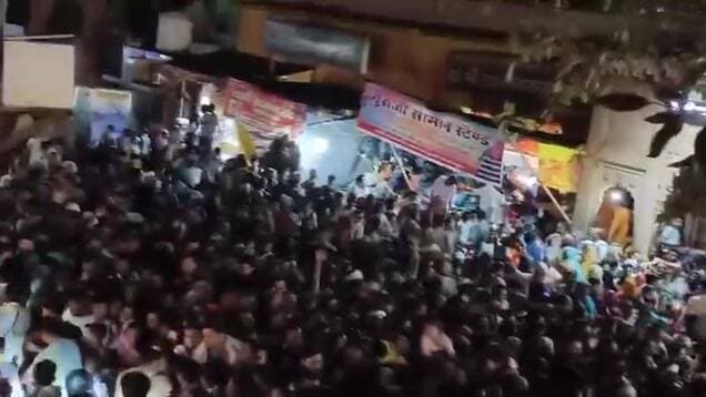 गोवर्धन में अधिकमास मेले पर शनिवार के दिन गिरिराज तलहटी गोवर्धन में उमड़ा श्रद्धालुओं का सैलाब
#goverdhan #Mathuranews ...