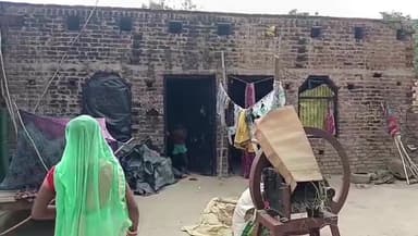 महमूदाबाद: सरैया चलकापुर में आग पीड़ितों से आवास दिलाने के नाम पर रिश्वत मांगने का आरोप, डीएम से की गई शिकायत