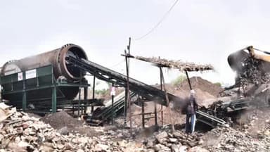 வேலூர்: காகித பட்டறை பாலாற்றுங்கறையில் 20 ஆண்டுகளுக்கு மேலாக சேகரிக்கப்பட்டு இருந்த திடக்கழிவுகள் பயோ மைனிக் முறையில் பிரித்து அகற்றம்