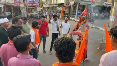 गुण्डरदेही: छत्तीसगढ़ में नेता प्रतिपक्ष चरणदास महंत के बयान से हिंदू समाज में आक्रोश, गुण्डरदेही में पुतला दहन