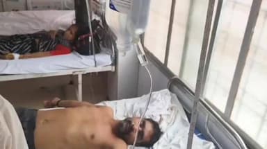 महोबा: जिला अस्पताल में अनोखा नजारा, स्नेक बाइट मरीज के साथ कोबरा और सपेरा भी पहुंचे