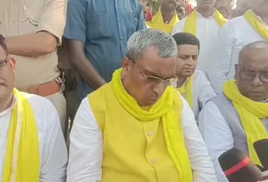 मऊ: ढोलवन में हत्या की घटना के पीड़ित परिवार से मिले जिलाधिकारी और पुलिस अधीक्षक, हरसंभव सहायता का दिया आश्वासन