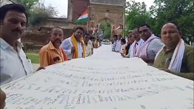 चकरनगर: 1857 के क्रांतिकारियों को याद कर निकाला गया कैंडल मार्च, स्मारक बनवाने की मांग उठाई गई