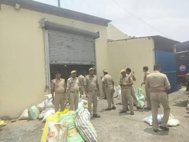 बदायूँ पुलिस का बड़ा अभियान: 3660 किलो से अधिक मादक पदार्थ किए गए नष्ट, नशा कारोबारियों को कड़ा संदेश
बदायूँ। नशा मुक्त...
