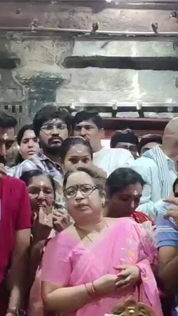 రాజన్నను దర్శించుకుంటున్న భక్తులు