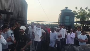 कैराना: कैराना में मामौर—सहपत के निकट प्रदूषण फैला रही टायर फैक्ट्री में ग्रामीणों ने किया हंगामा, ईंख उखाड़ने की चेतावनी