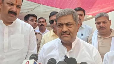ज़मानिया: गाजीपुर होटल मालिक के बेटे की हत्या मामले में वाराणसी भाजपा एमएलसी धर्मेंद्र सिंह पहुंचे आलोक राय के दरवाजे