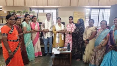 ನಿಪ್ಪಾಣಿ: ಬೇಡಕಿಹಾಳ ಗ್ರಾಮದಲ್ಲಿ ರೈತರಿಗೆ ಮುಂಗಾರು ಹಂಗಾಮಿನ ಬಿತ್ತನೆ ಬೀಜ ವಿತರಣೆ ಮಾಡಿದ ಶಾಸಕಿ ಶಶಿಕಲಾ ಜೊಲ್ಲೆ